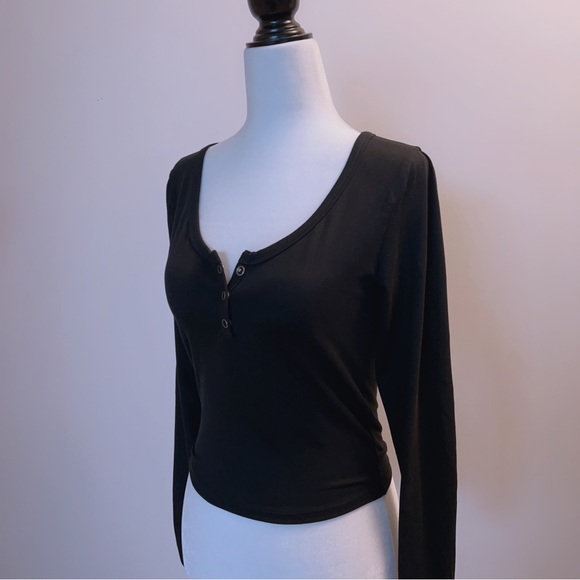 Hollister must-have long-sleeve top.98%new condition. Seamless fabric super soft - Picture 8 of 8